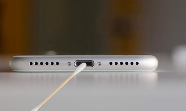 ¿Por qué mi iPhone carga muy lento? 