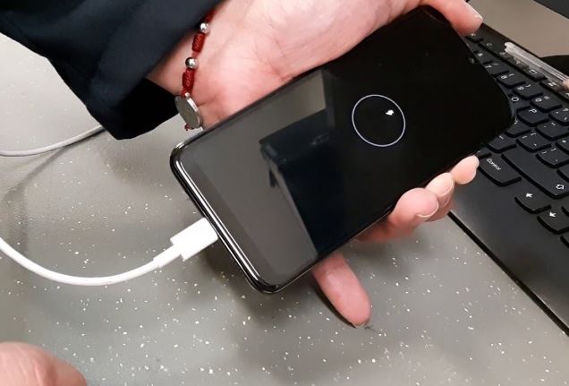 Por qué mi celular Samsung no carga y solo aparece el rayo