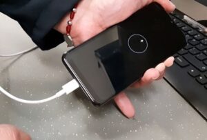 Por qué mi celular Samsung no carga y solo aparece el rayo