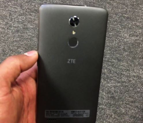 Mi celular ZTE no prende pero sí carga
